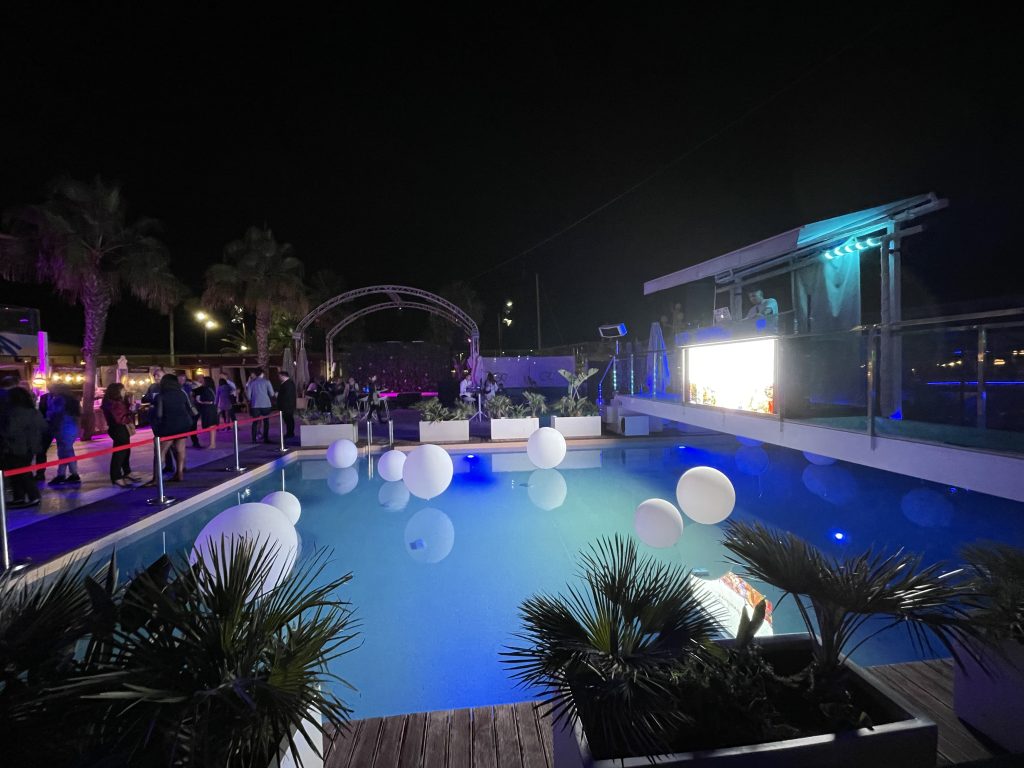 Elegant white pool balloons decoration for corporate events in Barcelona.