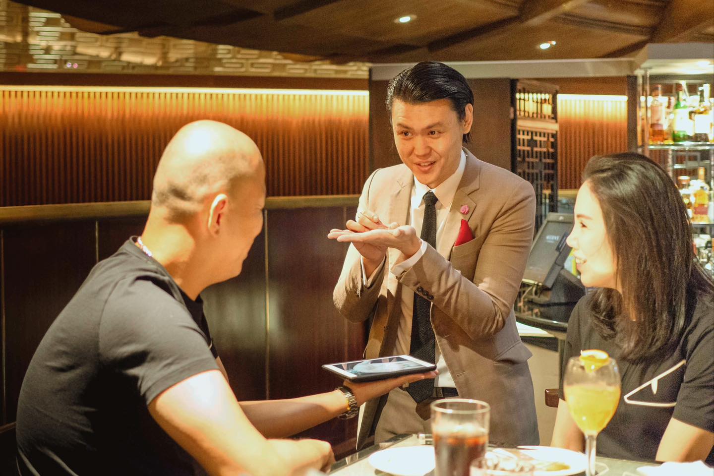 Un ipad magician haciend ou ntruco de magia en un evento
