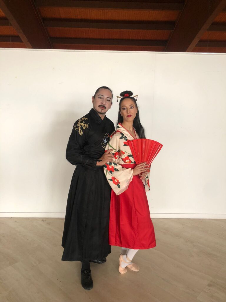 Chrio Entertainment - Danza Japonesa Pareja de bailarines con vestuario de inspiración japonesa para eventos corporativos.