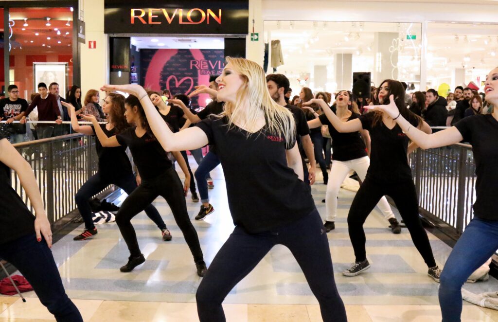 Baile de Flashmob actuando en centro comercial