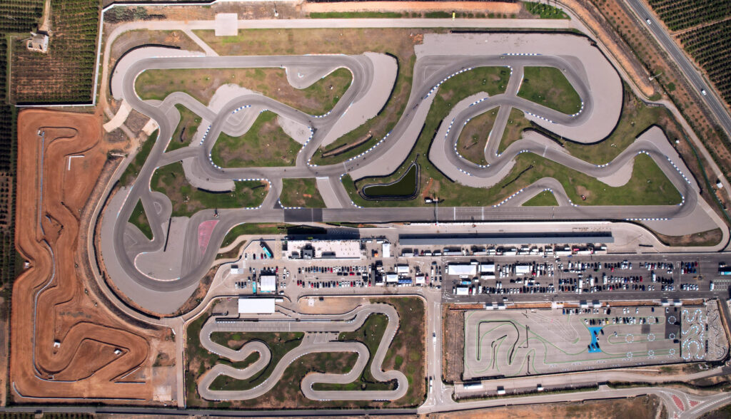 Vista aérea de grandes venues para eventos corporativos como circuitos de carreras.