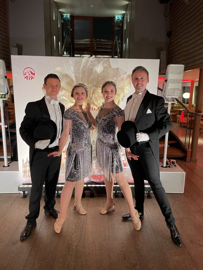 Bailarinas temáticas de Gatsby entregando premios en un evento corporativo en Londres.
