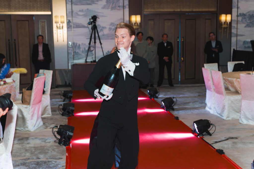 Casting de bailarines internacionales con vestuario estilo Gatsby en negro y dorado para evento corporativo de CHRIO Entertainment en Hong Kong.