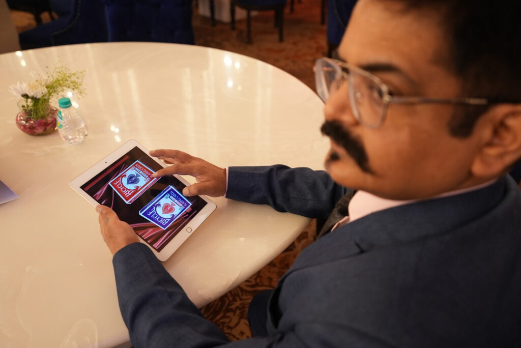 iPad illusionism as innovative entertainment for a tech event in Valencia.