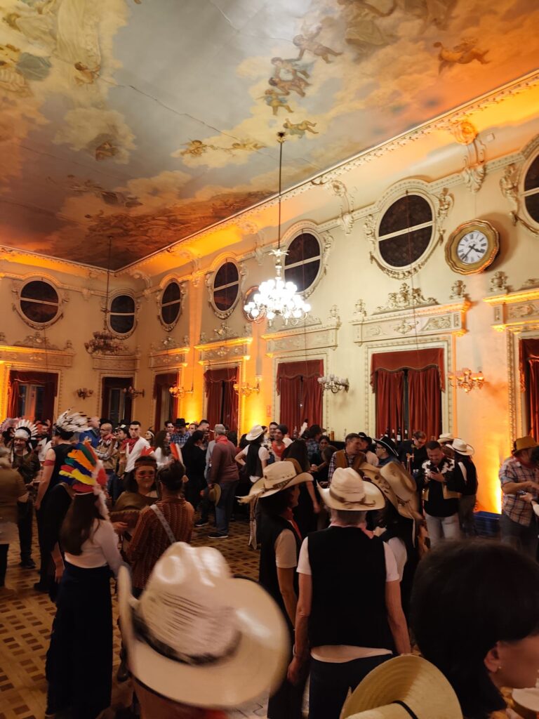 Dance group teaching Line Dance to guests during corporate events in Valladolid.